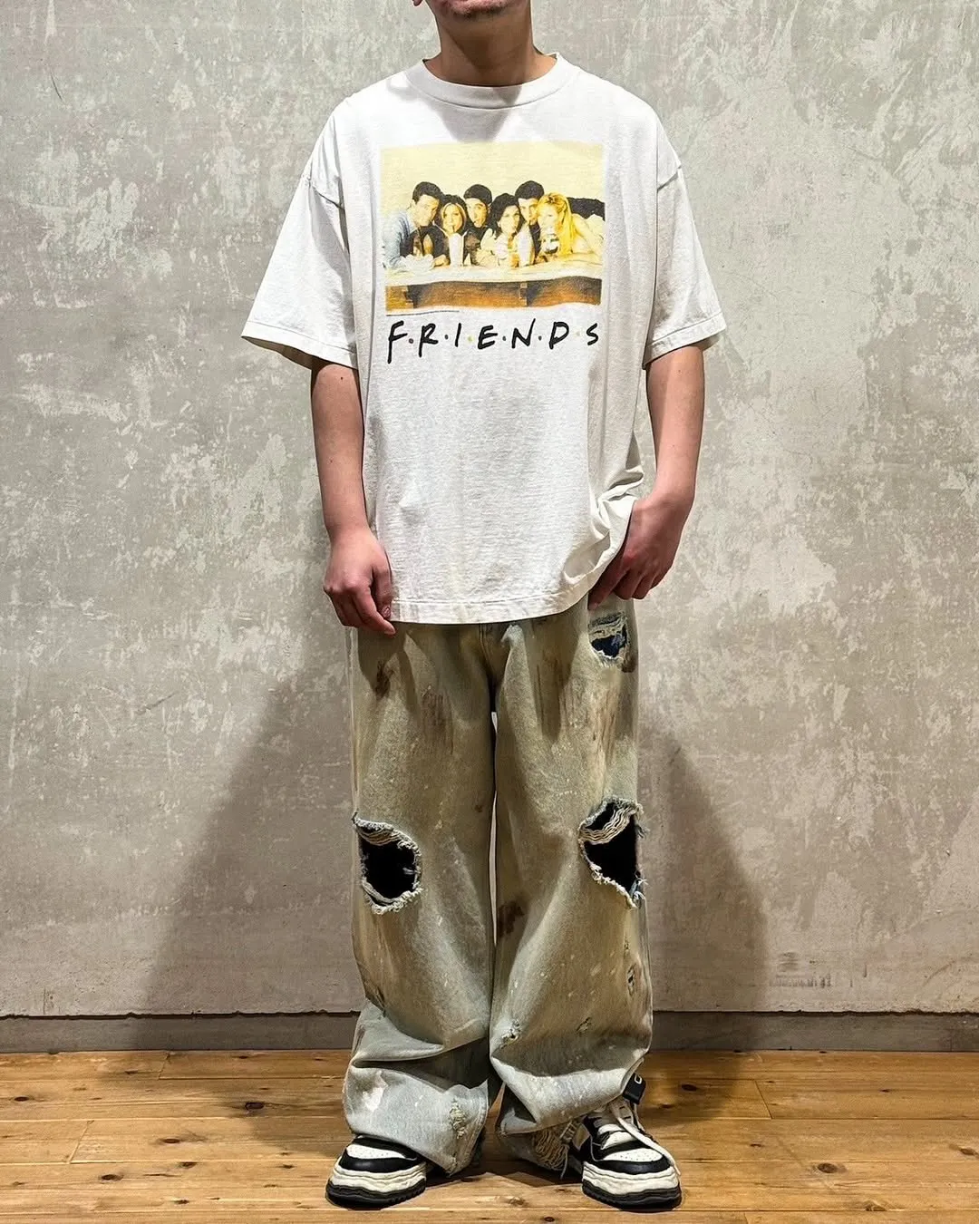SAINT Mxxxxxx × FRIENDS FRD_SS TEE/FRIENDS/WHT American TV series Friends co-branded short-sleeves White stills TEE Beige S-XL Ready-made garments washed and distressed The top domestic printing factory God restored the correct accessories Friends co-branded wash mark Top purchasing level